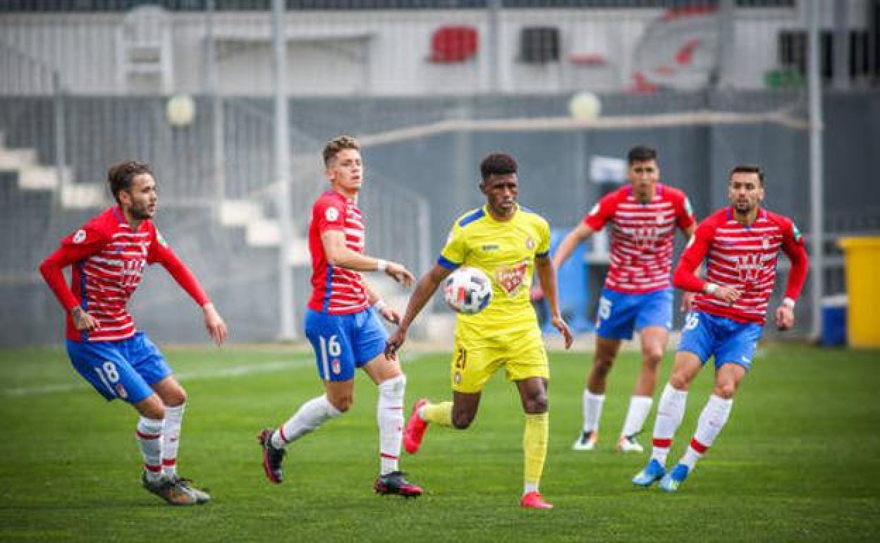 Bravo (con el dorsal 8 en el pantalón) busca recuperar un balón junto a otros compañeros. 