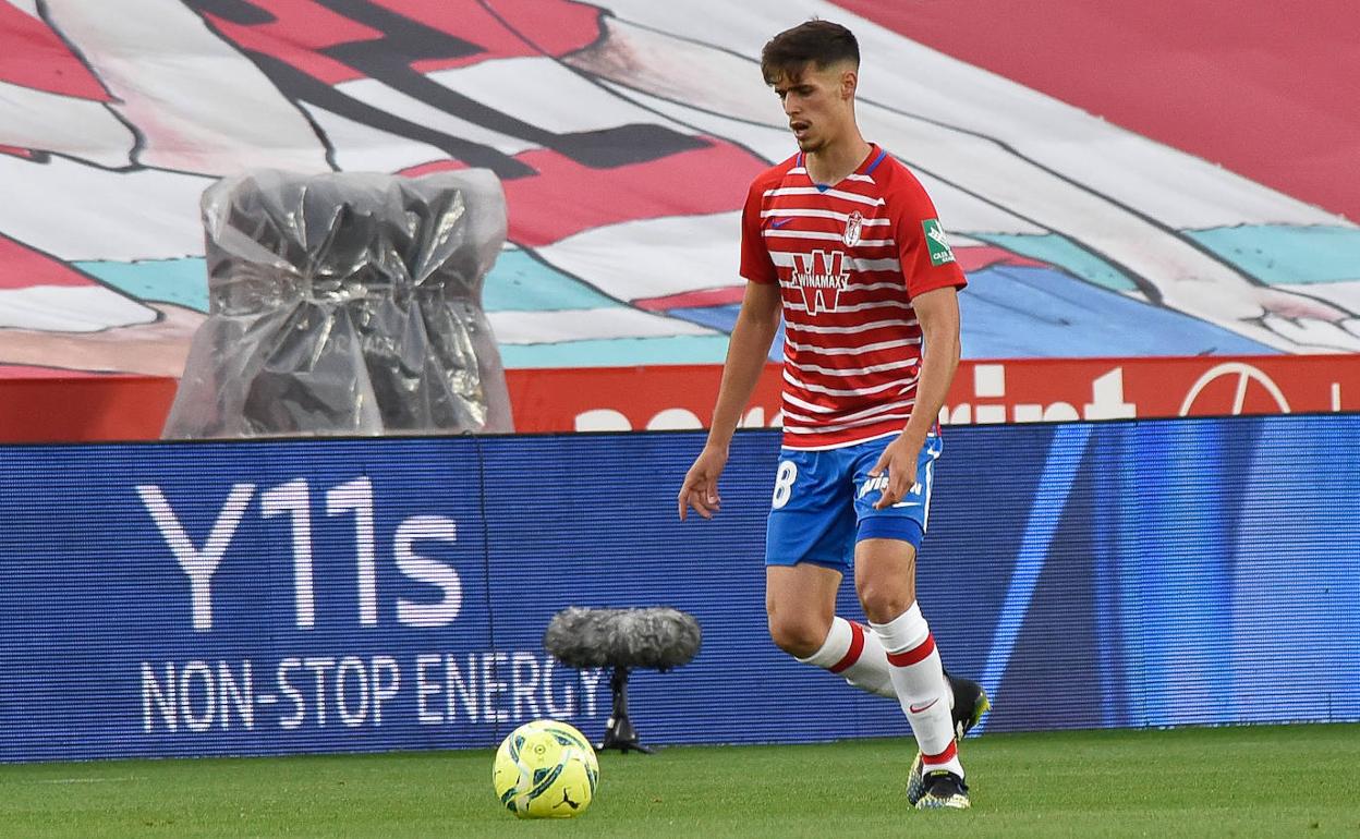 El joven defensa sacando el balón jugado. 