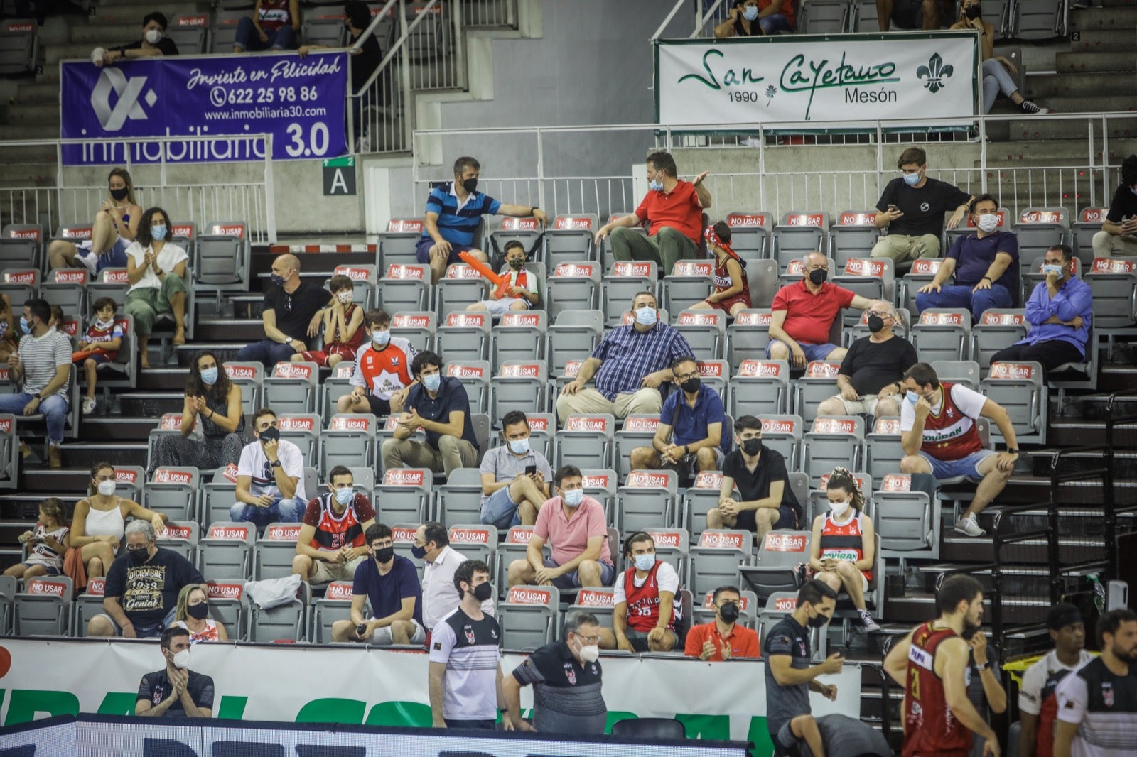Fotos: Encuéntrate en la grada del partido Covirán Granada-Río Breogán Lugo