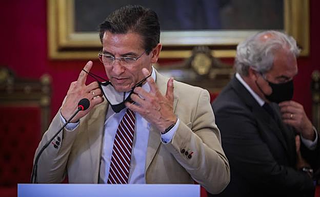 Salvador tiene que repartirse con Huertas las 820 firmas diarias de los concejales dimitidos en Granada
