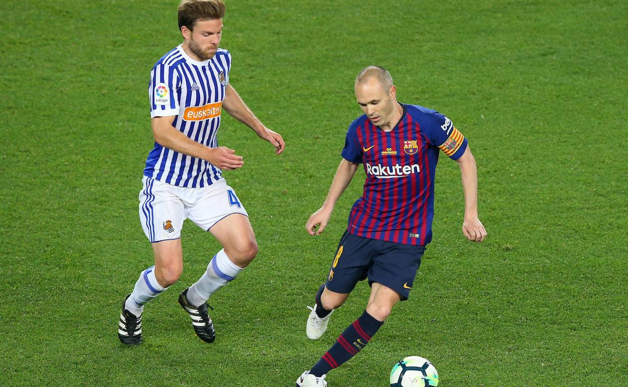 Andres Iniesta, a la derecha, en un partido contra la Real Sociedad.