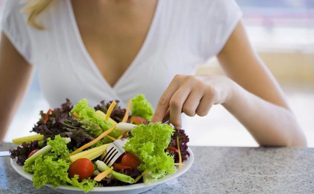 La OCU advierte sobre posibles intoxicaciones al comer al aire libre en verano