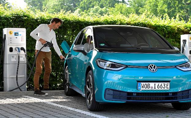 Un hombre recarga un Volkswagen ID.3 eléctrico 