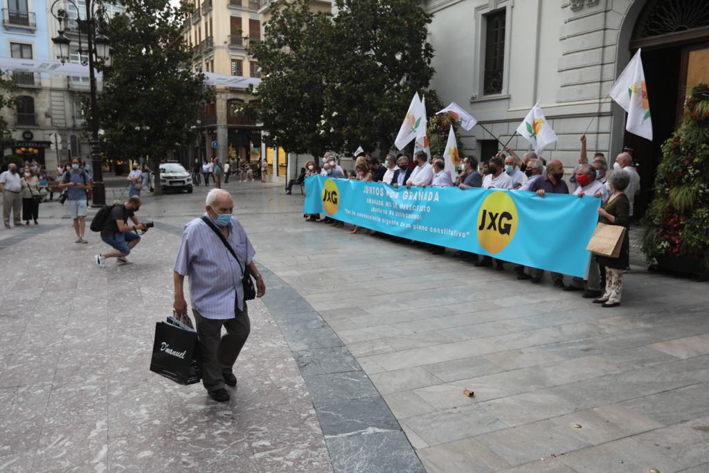 La asociación Juntos por Granada es la promotora de esta concentración, convocada ante la grave crisis municipal que se está produciendo en la ciudad