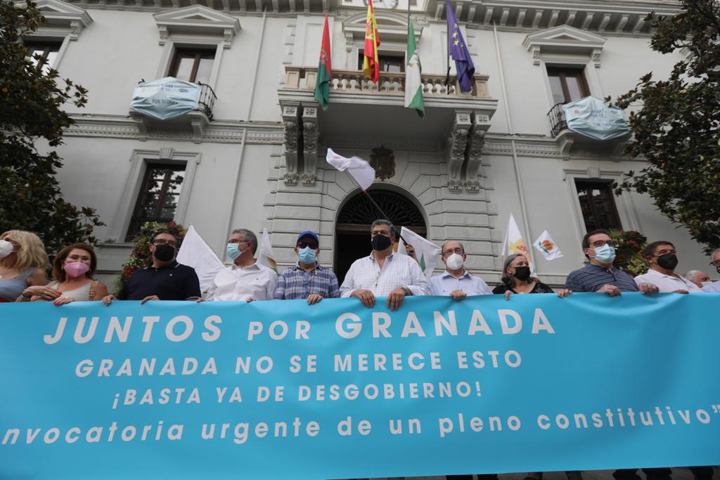 La asociación Juntos por Granada es la promotora de esta concentración, convocada ante la grave crisis municipal que se está produciendo en la ciudad