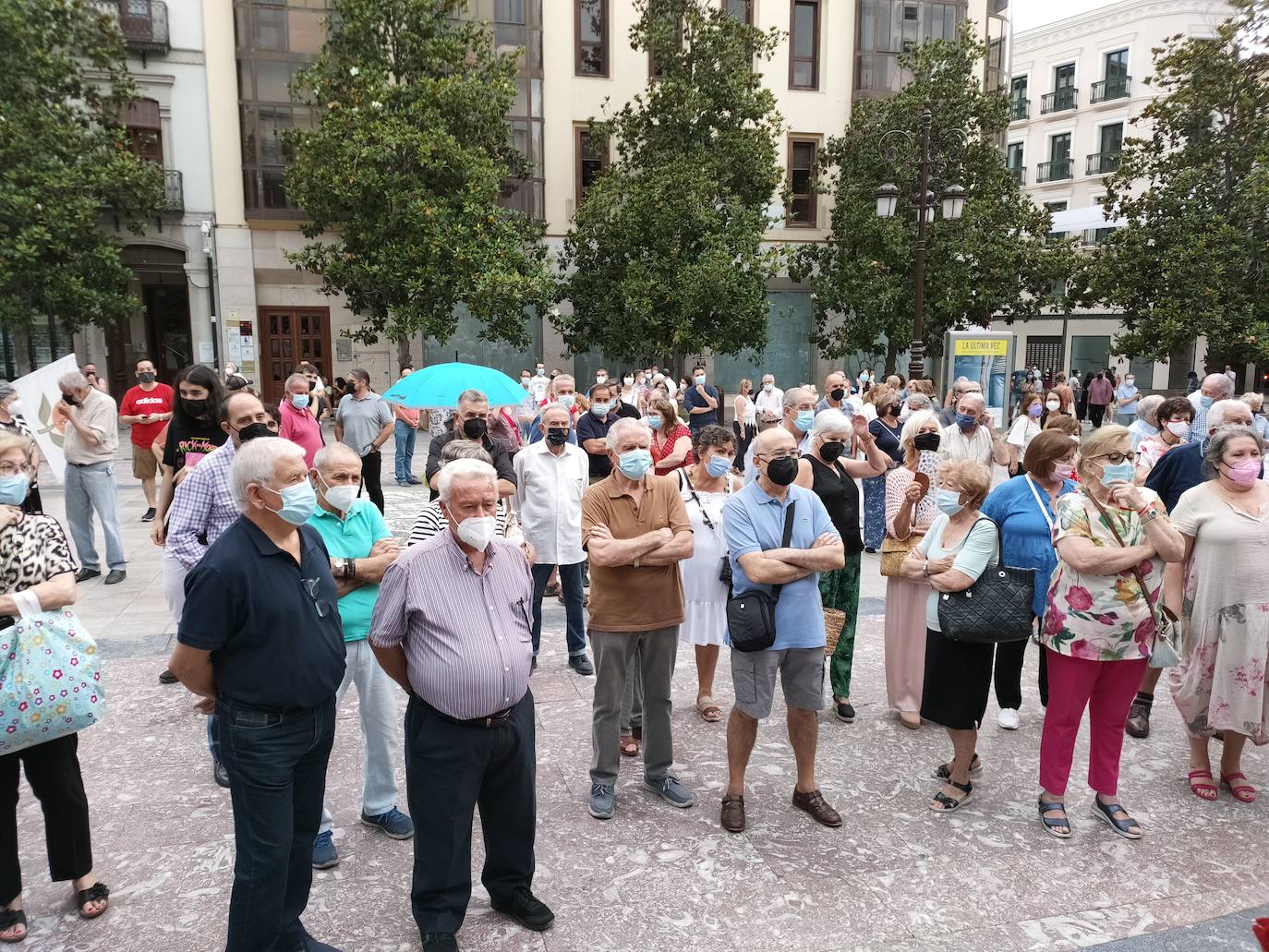 La asociación Juntos por Granada es la promotora de esta concentración, convocada ante la grave crisis municipal que se está produciendo en la ciudad