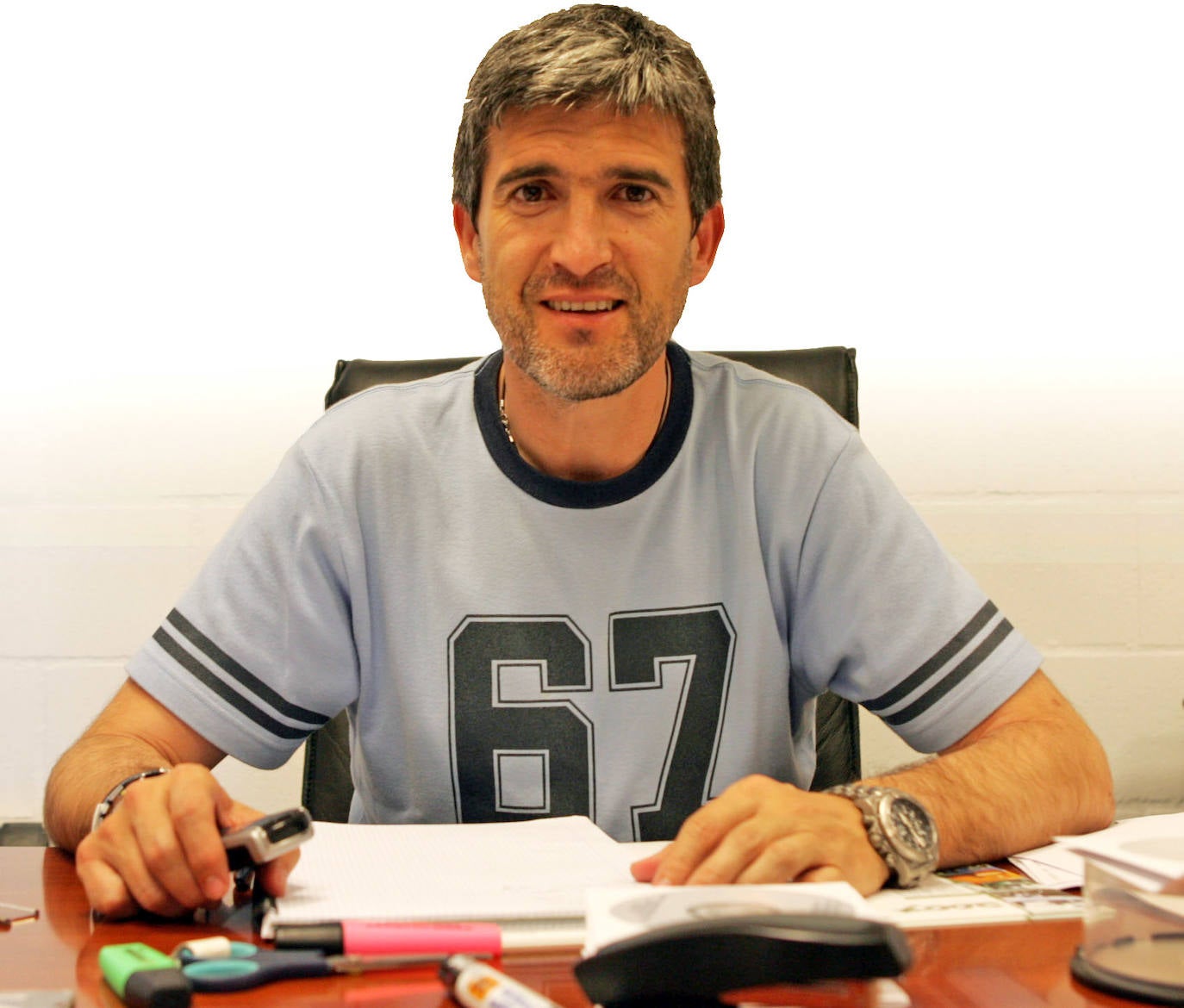 Imagen secundaria 1 - Salmerón y Carcedo se saludan antes de la final de ascenso. Abajo, Olabe, ahora director de fútbol de la Real Sociedad. 