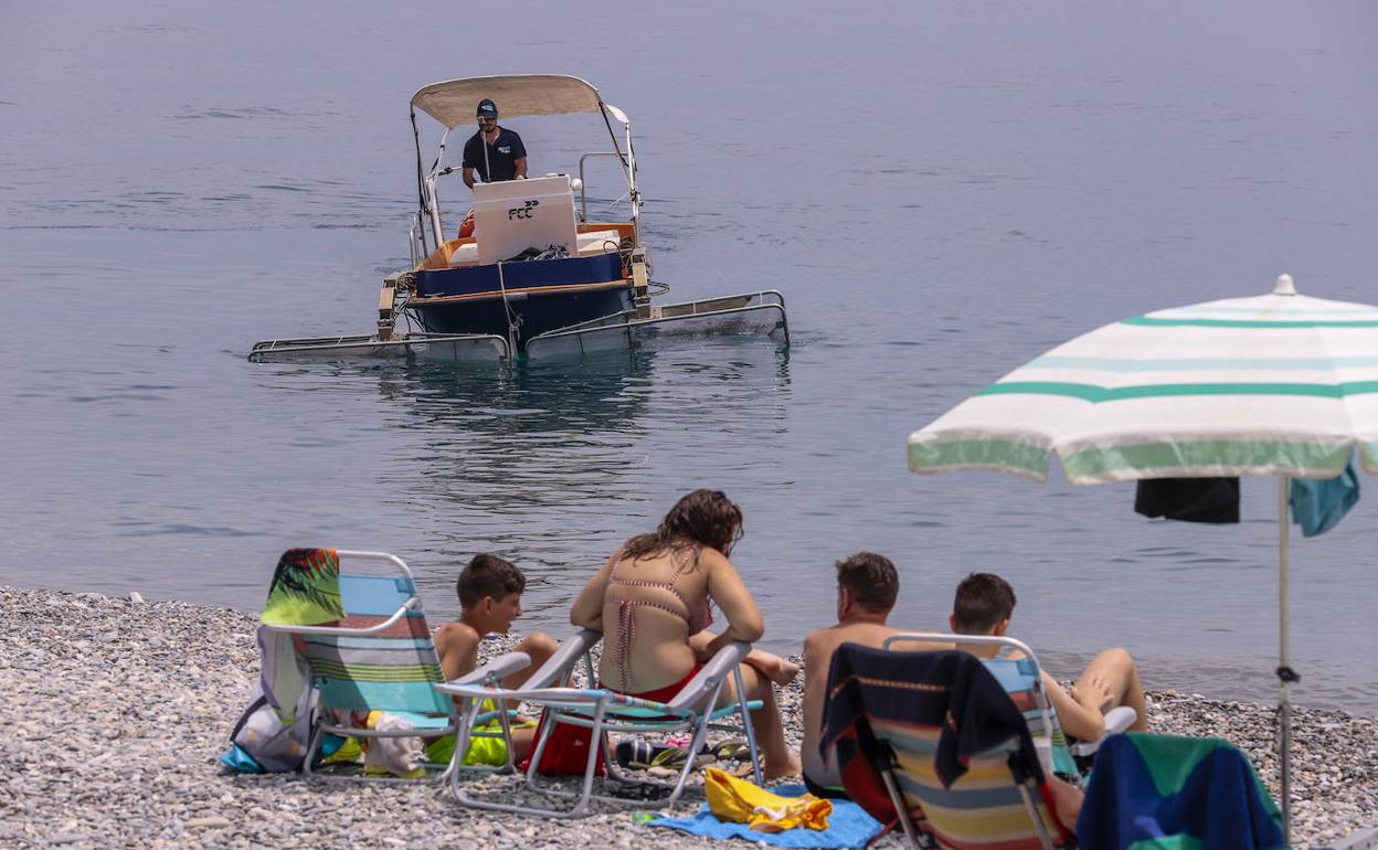 Dos barcos limpiarán el agua de Almuñécar de once a seis de forma diaria.