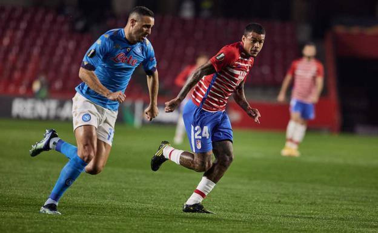 Robert Kenedy se mide a un rival del Nápoles en una carrera por el balón. 