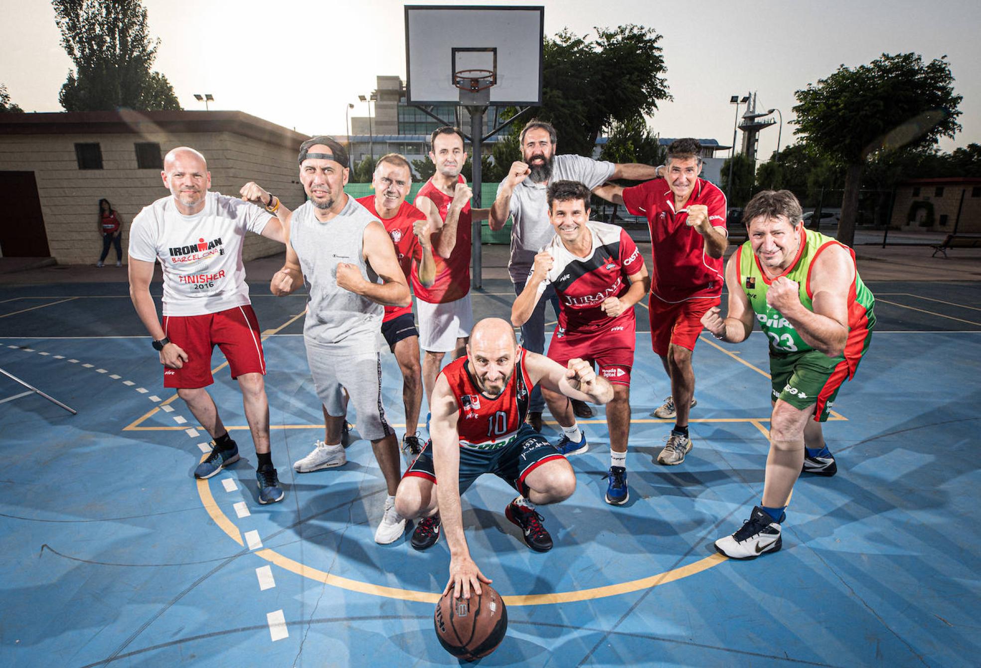 Jesús Rodríguez, Dj Toner, Germán Martínez, José Manuel Burgos, Javier Chica, Paco Cuenca, Jesús Lens, Pepe Lechuga y, con el balón, Antonio Mir. 