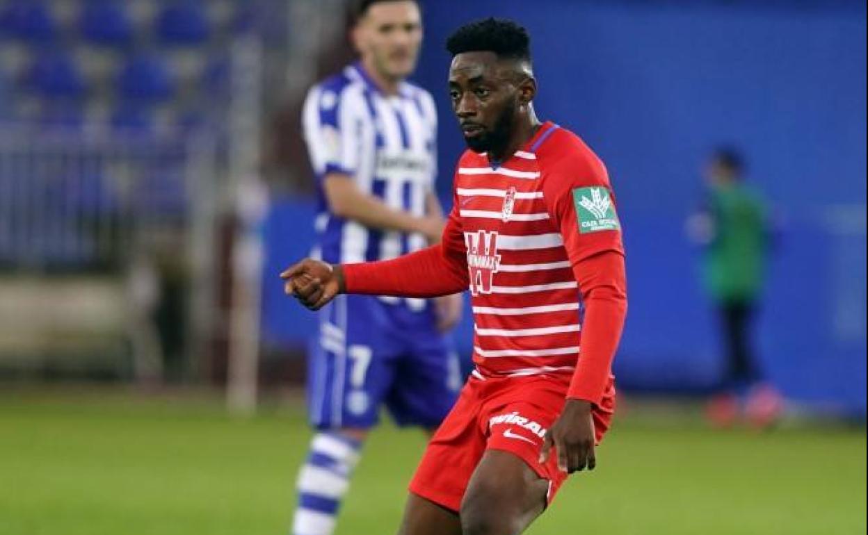 Eteki controla el balón en el partido ante el Alavés. 