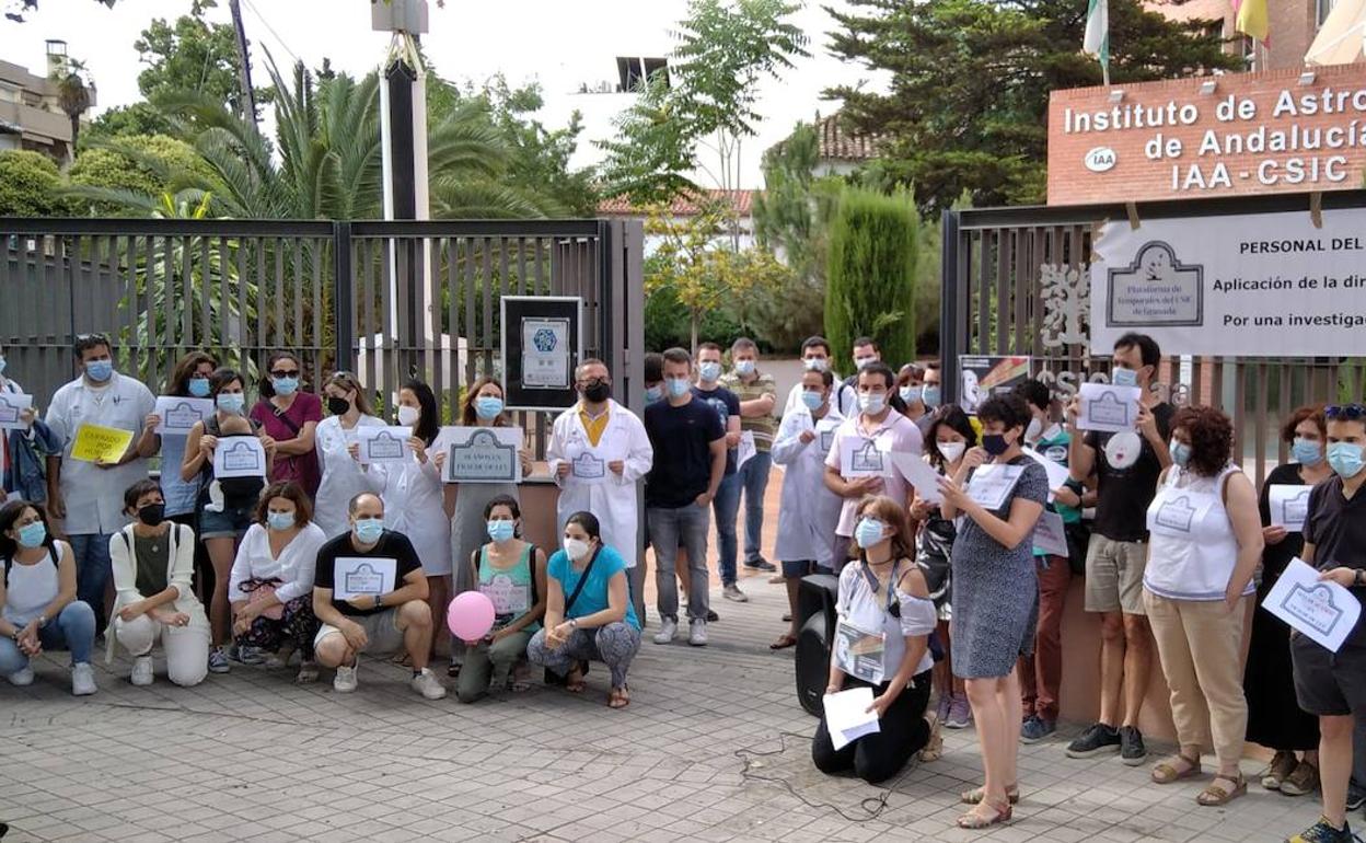 Protesta de trabajadores del CSICen el Instituto de Astrofísica de Andalucía. 