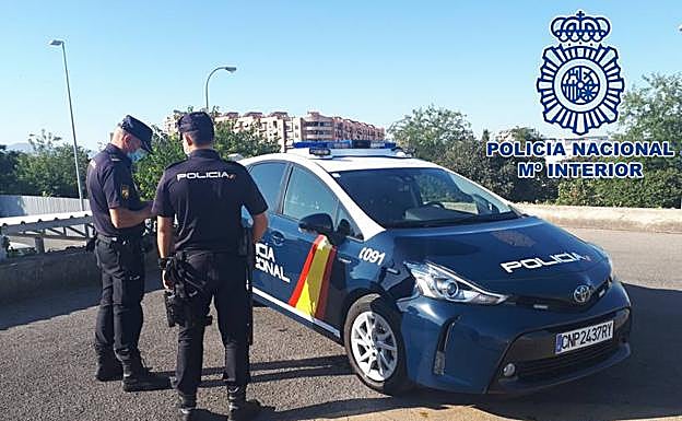 Sorprende a un ladrón robando en su piso del centro de Granada, al que accedió escalando