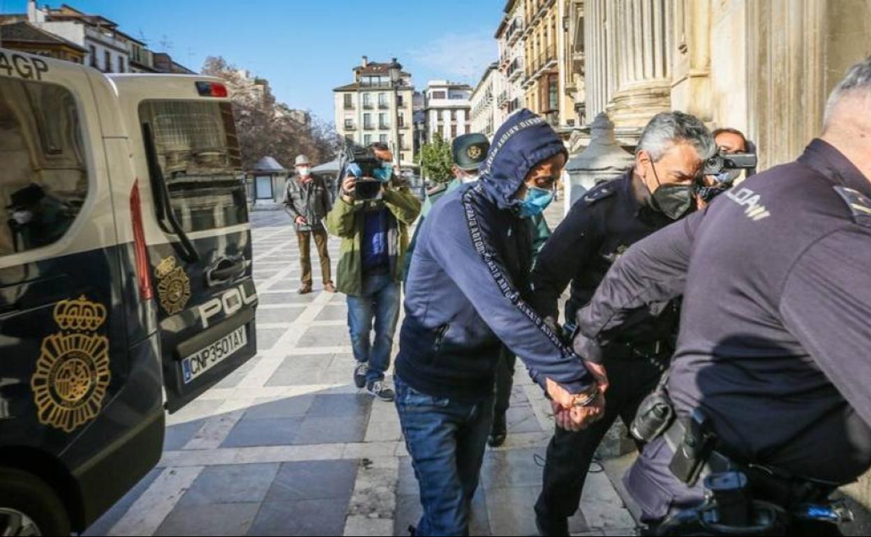 El presunto asesino, a su llegada a la Audiencia Provincial de Granada, donde será juzgado hasta el día 12. 
