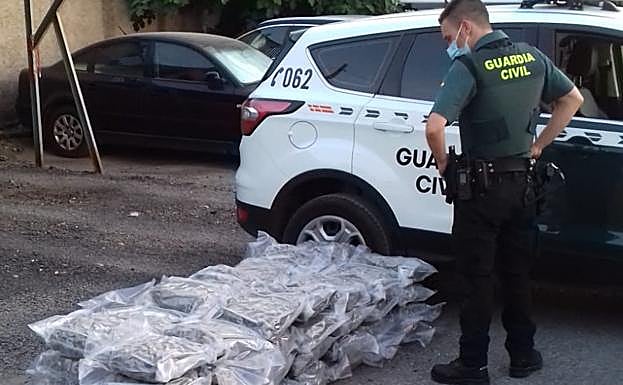 Incerceptado un ciudadano serbio en la A-92 en Granada con 65 kilos de marihuana en el coche