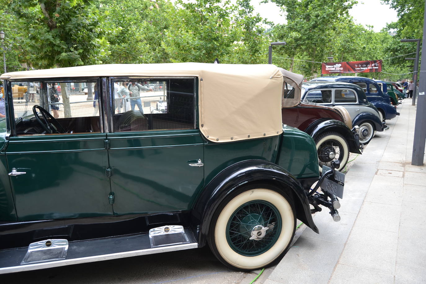 Hasta las 15 horas del domingo se podrán contemplar en el Paseo del Salón, los más de 70 vehículos del siglo pasado participantes en la XVII Ruta Reale.