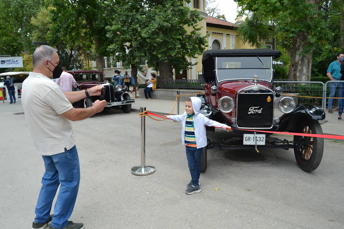 Hasta las 15 horas del domingo se podrán contemplar en el Paseo del Salón, los más de 70 vehículos del siglo pasado participantes en la XVII Ruta Reale.