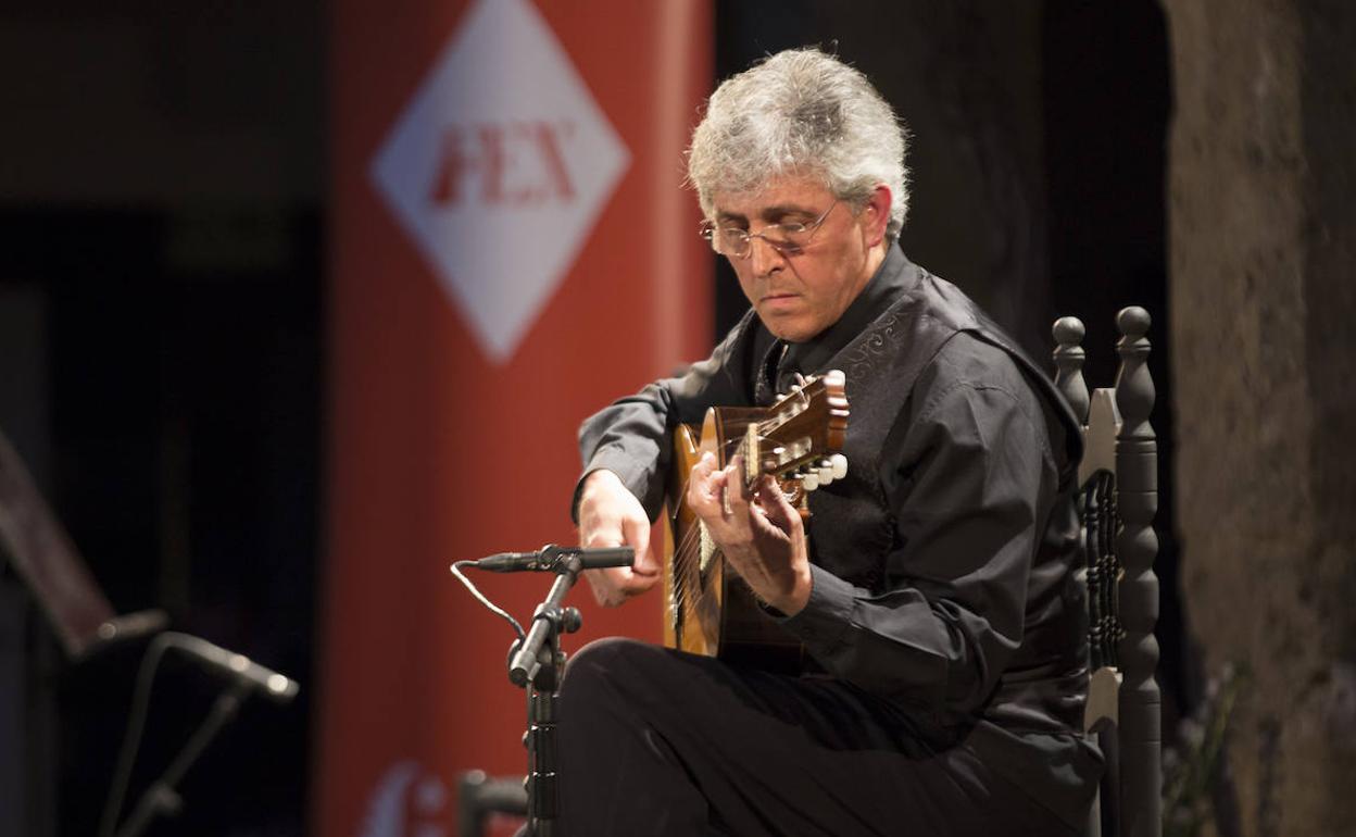 El compositor Isidoro Pérez, ayer con su guitarra en el Corral del Carbón.