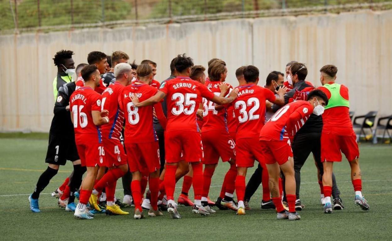Los jóvenes rojiblancos celebran el empate que evitó el descenso a la quinta categoría. 