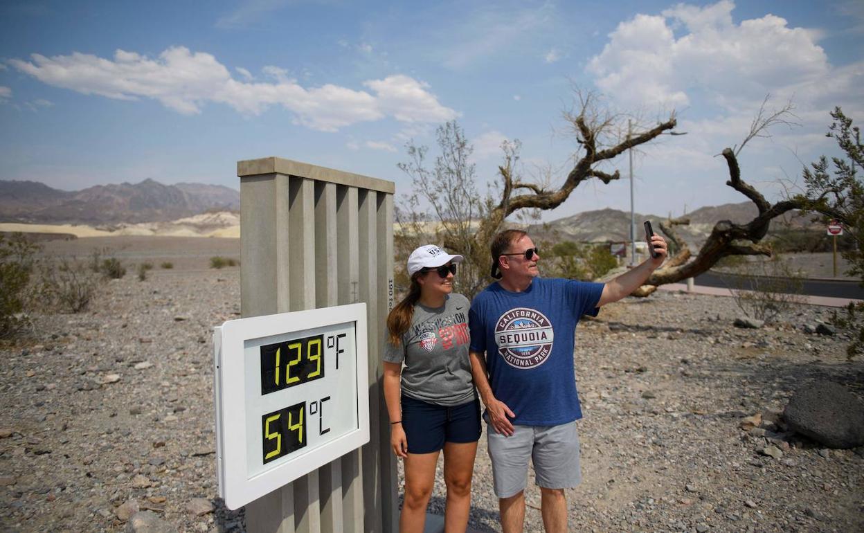 Termómetro en El Valle de la Muerte (California), con 54 grados centígrados.