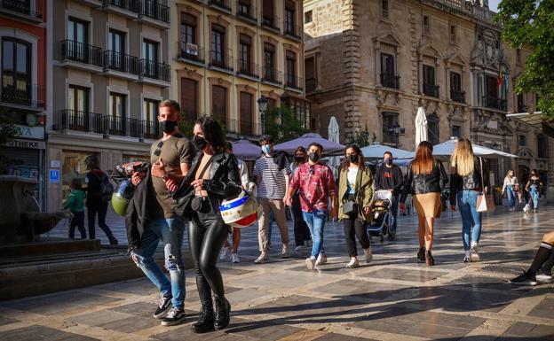 La Junta insiste en usar mascarillas en exteriores desde el sábado «por la alta incidencia»