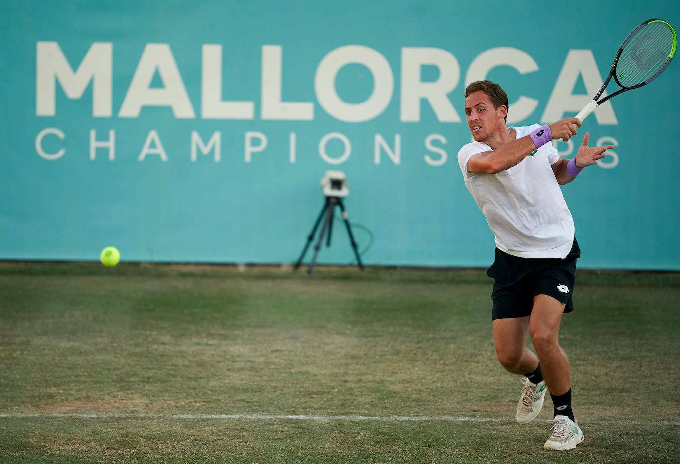 Carballés golpea la bola en su duelo en Mallorca frente a Querrey. 