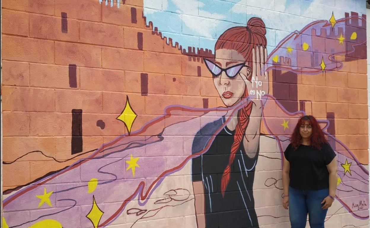 María Dolores Díaz junto al nuevo mural. 