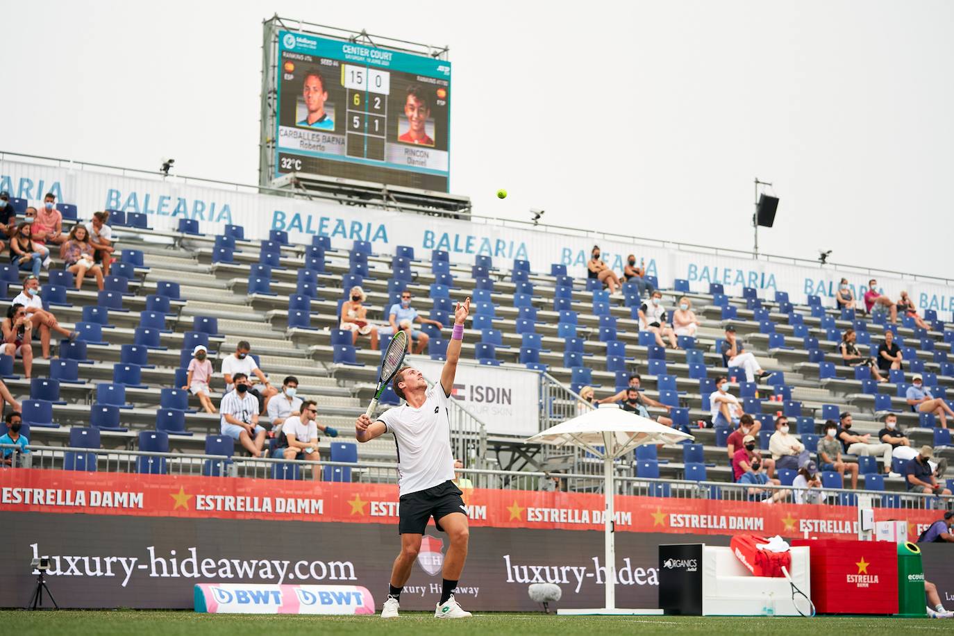 Carballés se dispone a sacar sobre la hierba de Mallorca. 