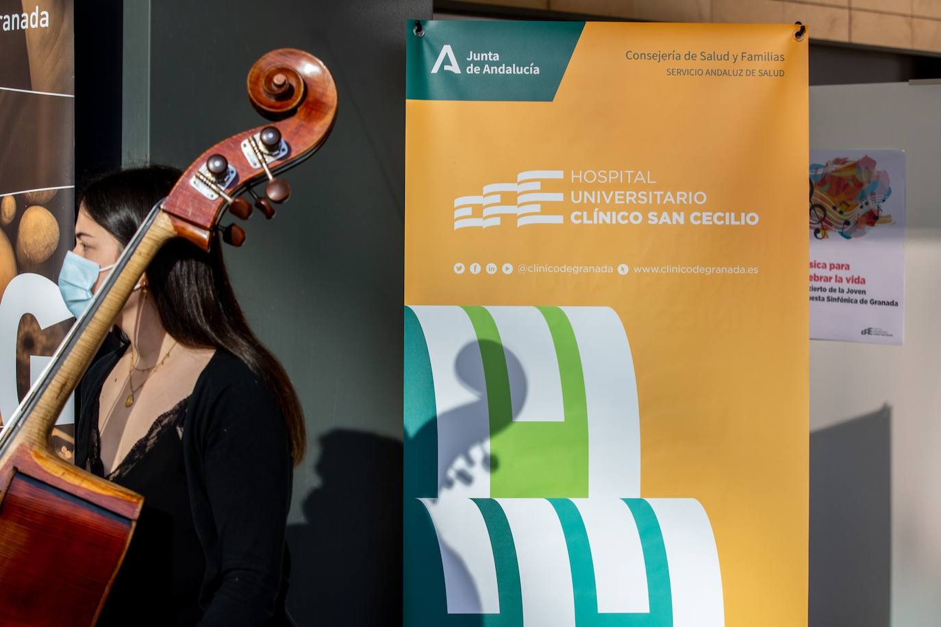 Bajo el lema 'Música para celebrar la vida' este medio centenar de jóvenes músicos han querido con su concierto a las puerta del hospital transmitir un mensaje de esperanza