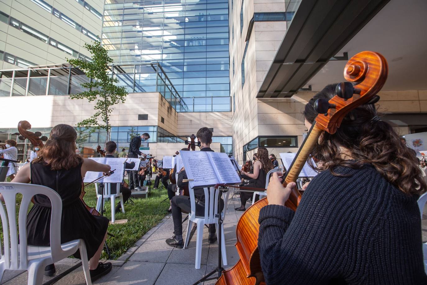 Bajo el lema 'Música para celebrar la vida' este medio centenar de jóvenes músicos han querido con su concierto a las puerta del hospital transmitir un mensaje de esperanza