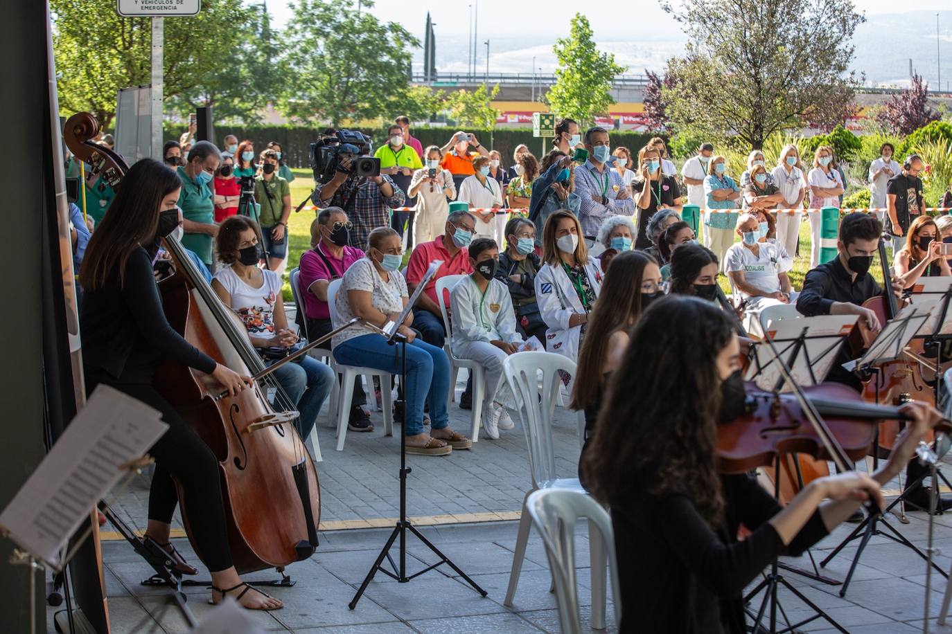 Bajo el lema 'Música para celebrar la vida' este medio centenar de jóvenes músicos han querido con su concierto a las puerta del hospital transmitir un mensaje de esperanza