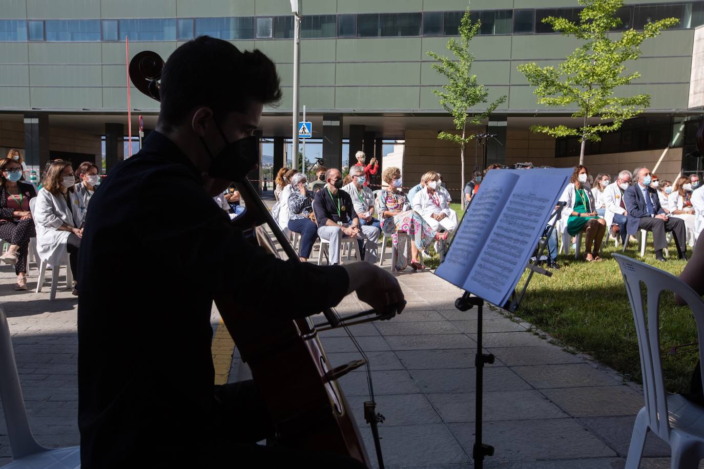 Bajo el lema 'Música para celebrar la vida' este medio centenar de jóvenes músicos han querido con su concierto a las puerta del hospital transmitir un mensaje de esperanza