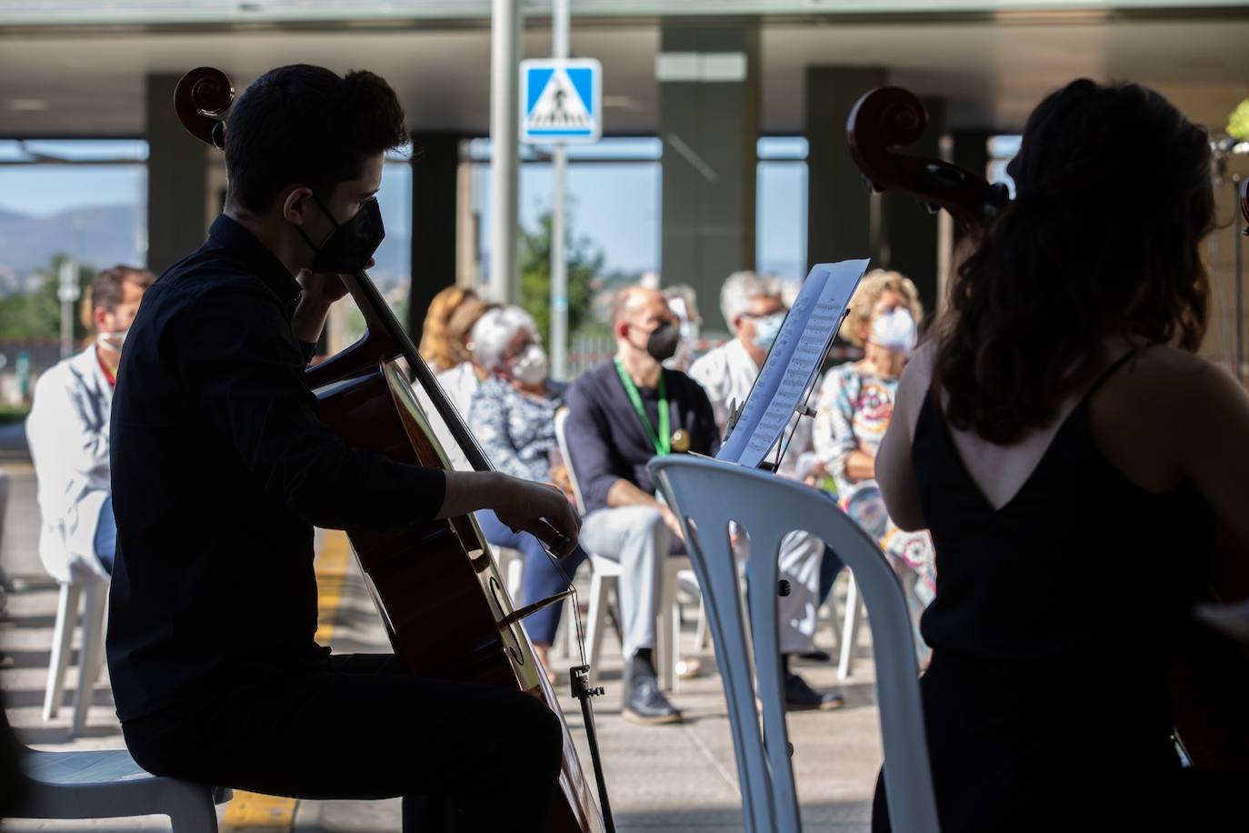 Bajo el lema 'Música para celebrar la vida' este medio centenar de jóvenes músicos han querido con su concierto a las puerta del hospital transmitir un mensaje de esperanza