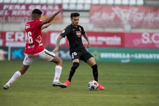 Dieguito da un pase en el choque ante el Real Murcia. 