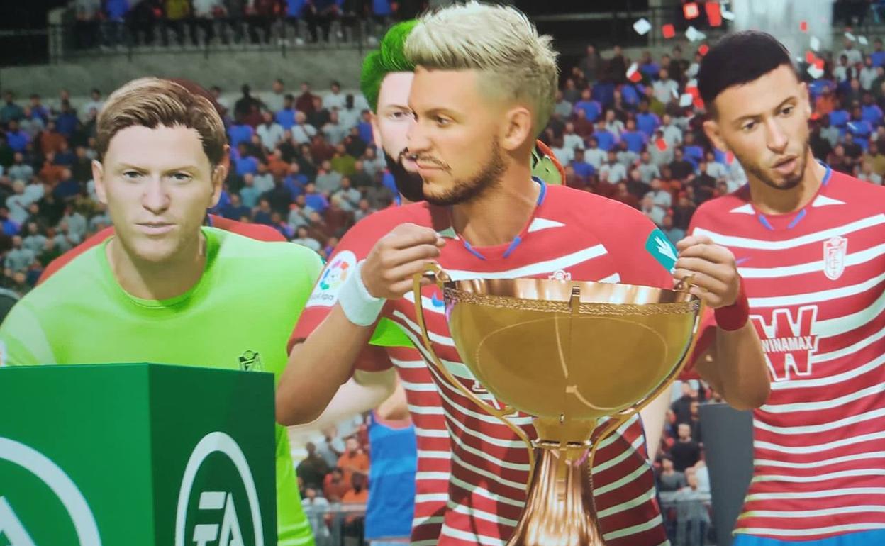 El capitán del Granada virtual levantó el título de campeón. 