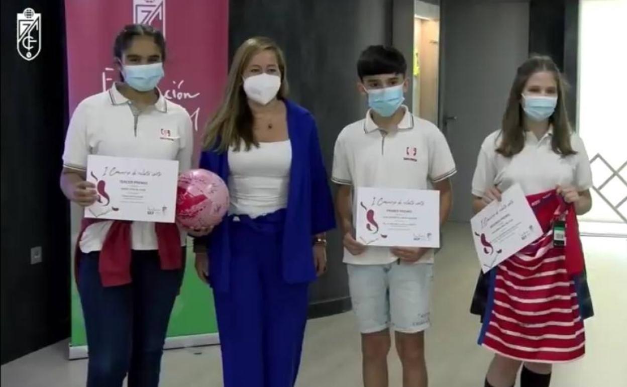 La consejera Patricia Rodríguez (segunda por la izquierda) posa con los premiados. 