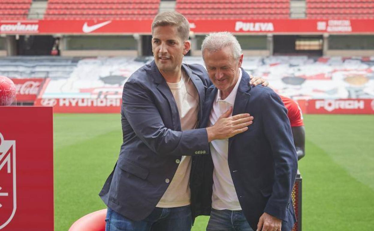 Robert Moreno se abraza con Pep Boada en su presentación. 