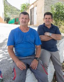 Imagen secundaria 2 - Una de las empinadas calles de esta localidad que forma parte del municipio de Lecrín (1) | La iglesia está encomendada a Nuestra Señora del Rosario y fue saqueada cuando la Rebelión de los Moriscos (2) Manuel y José María, nacidos en Acequias (3)