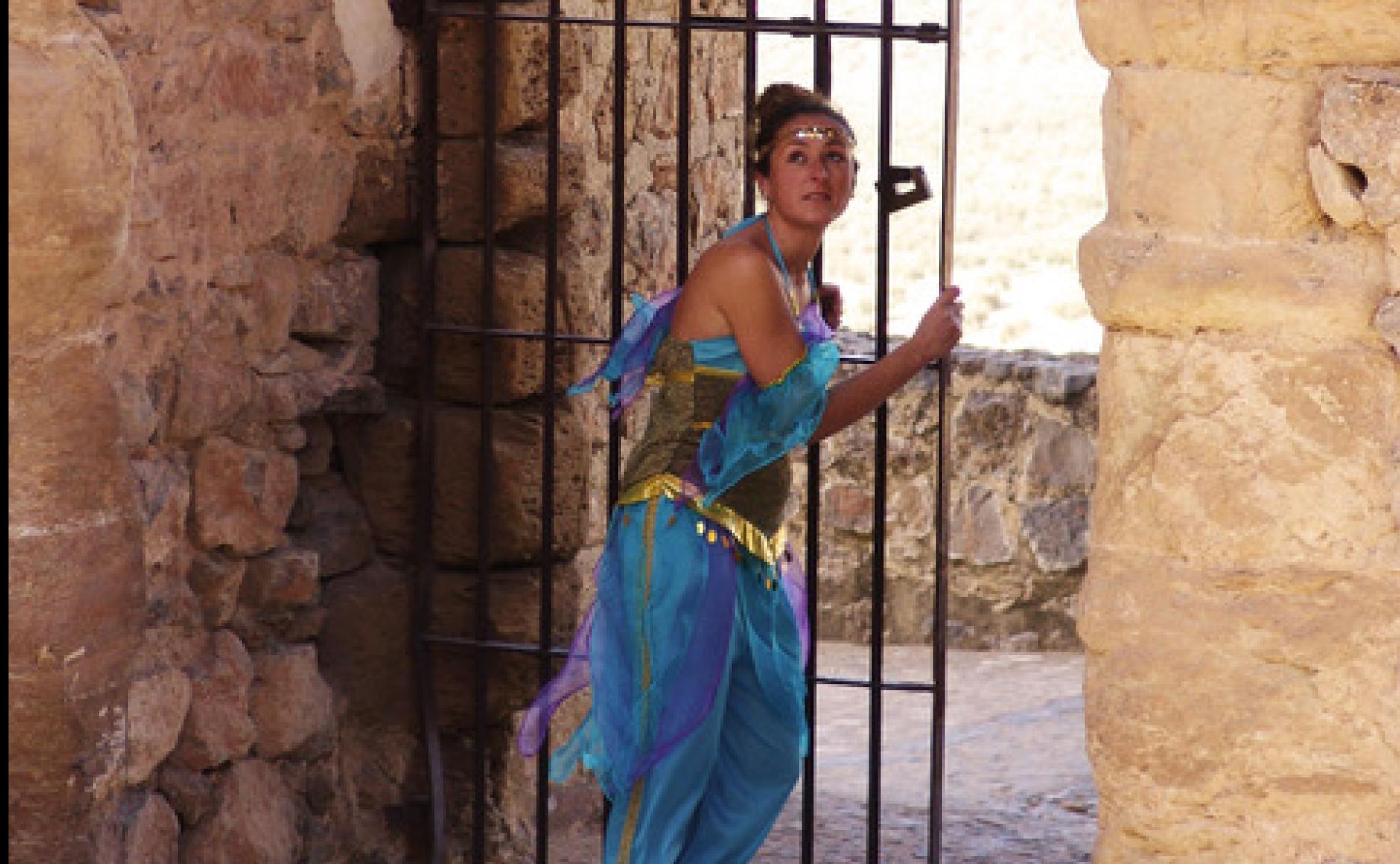 Esclava Aixa saliendo del Castillo de Alcaudete. 