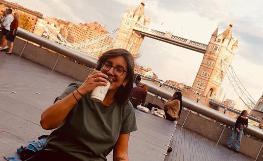 Frente al Puente de Londres.