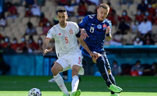 Sergio Busquets se estrenó ayer en la Eurocopa y dio una lección magistral en el centro del campo ante Eslovaquia. 