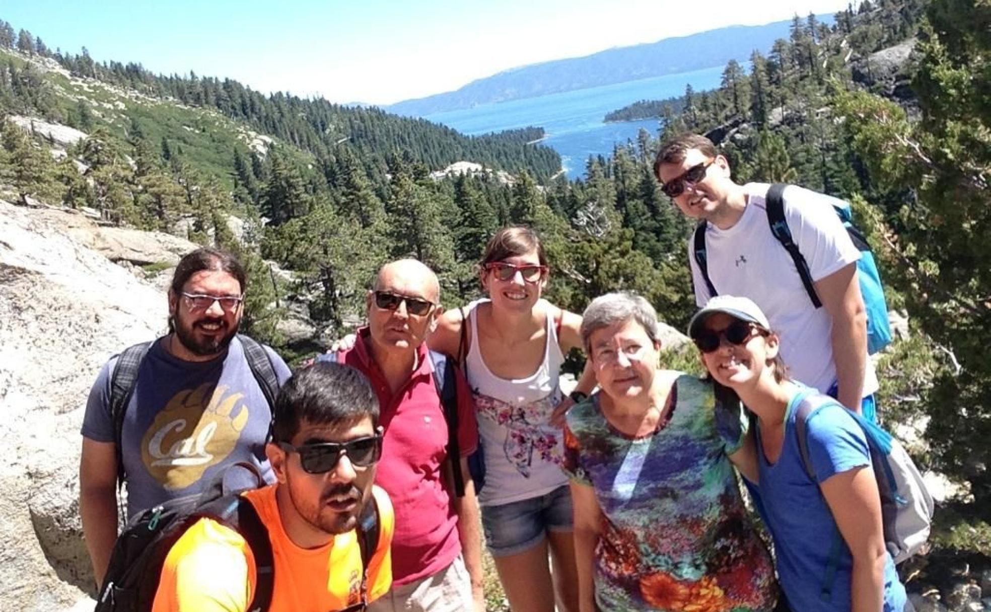 Carlos (izquierda) junto a su familia bastetana y su mujer Amy en el Lago Tahoe