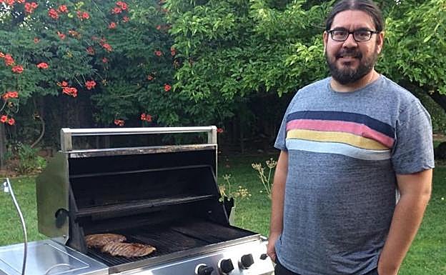 Carlos se reúne en verano con amigos para hacer barbacoas