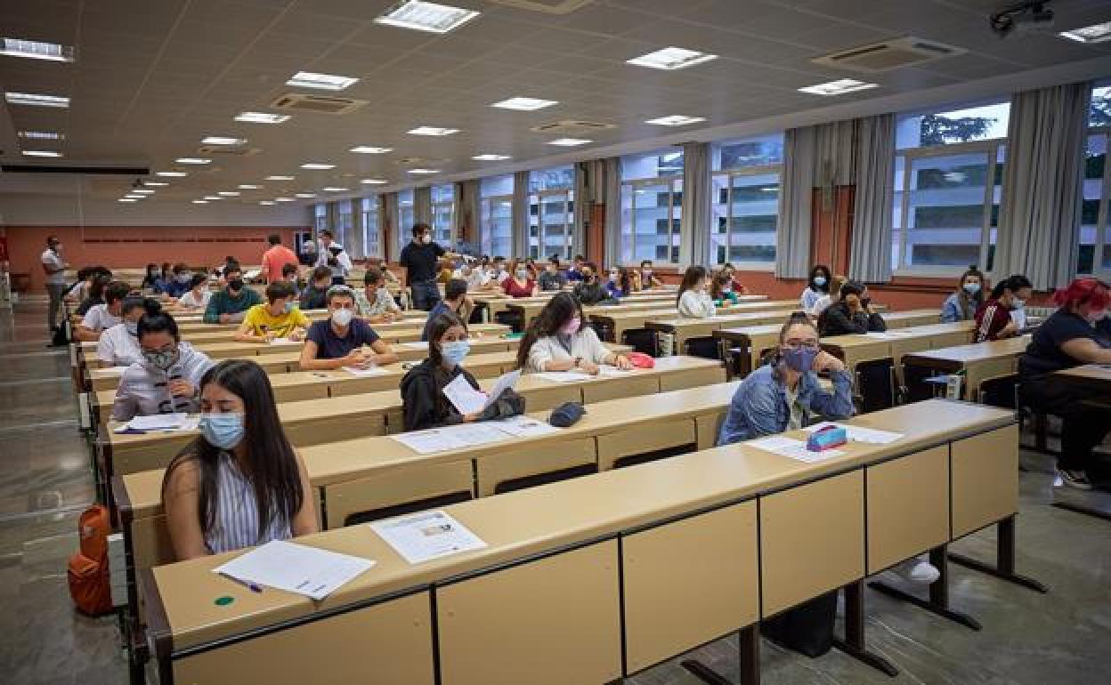 Estudiantes durante los exámenes de selectividad en Andalucía.