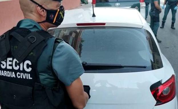 Arroja una bolsa con 7 kilos de maría por el coche al ser sorprendido en un control en Granada