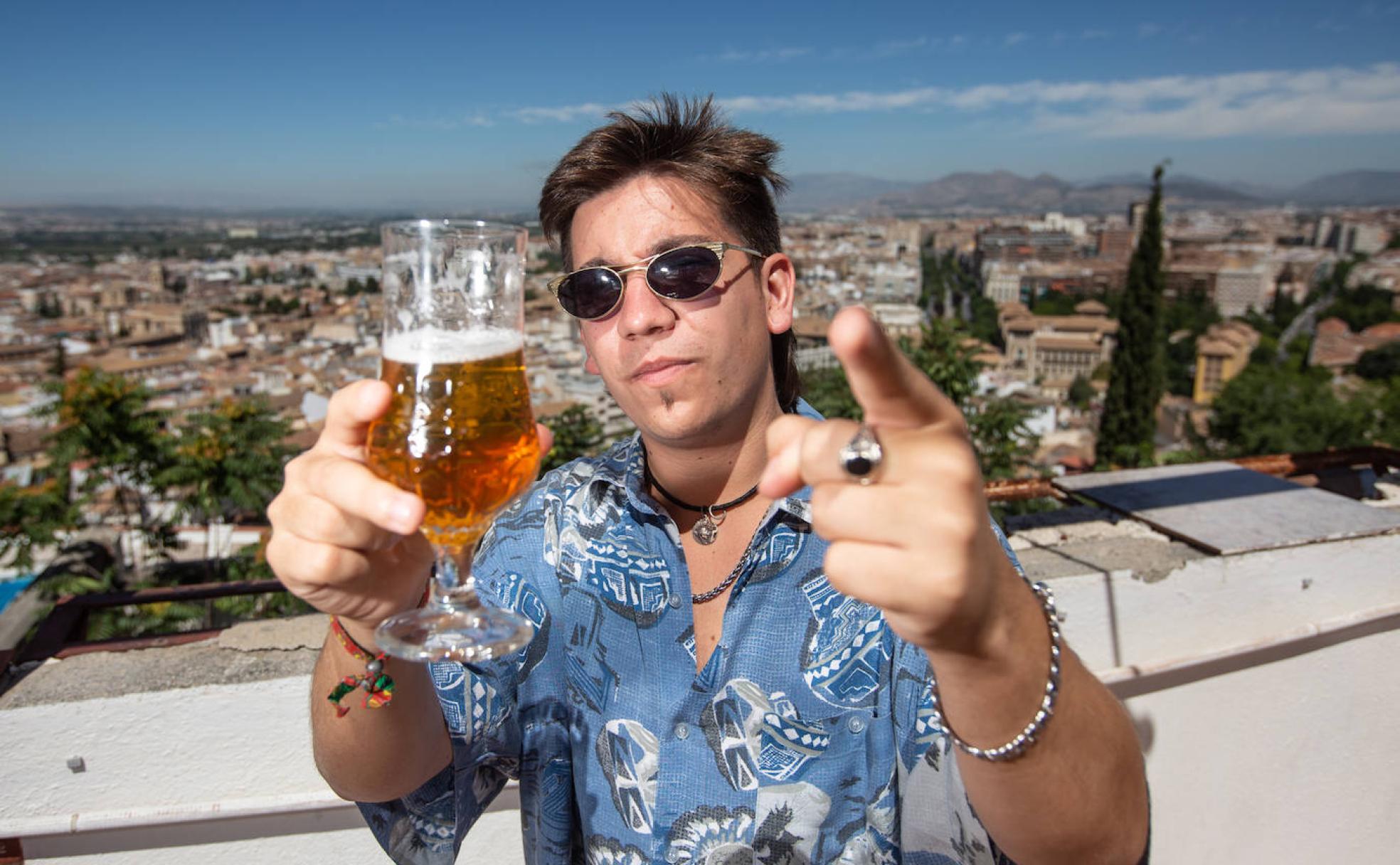 El Niño del Albayzín en una terraza de Granada. 