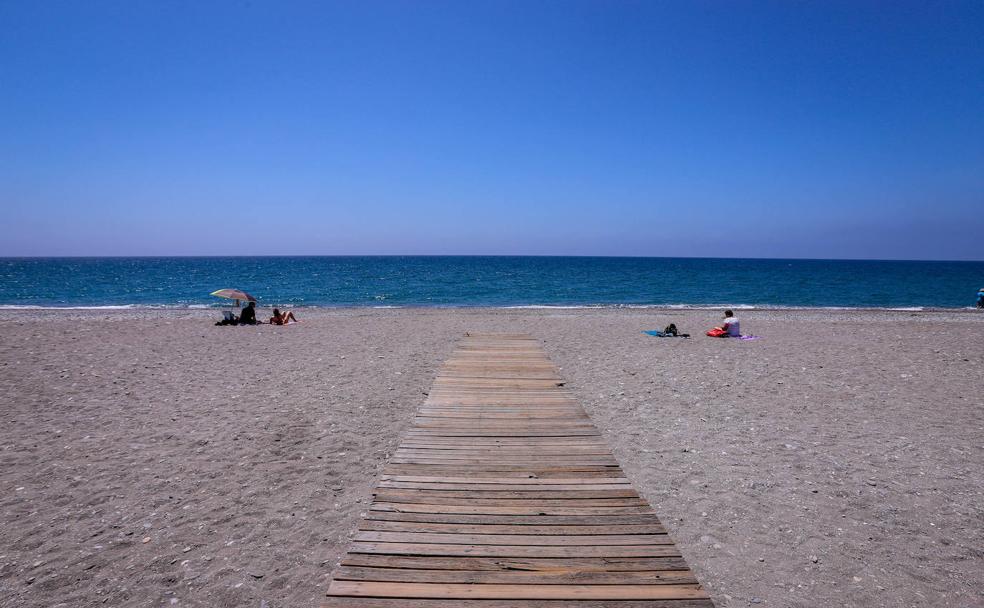 La playa cuenta con una escuela de actividades náuticas. 