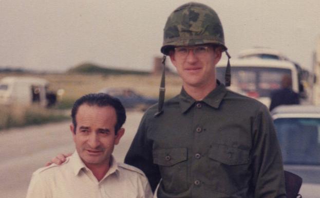 Emilio D'Alessandro junto a Matthew Modine, al que quiso como un hijo, en el rodaje de 'La chaqueta metálica'.