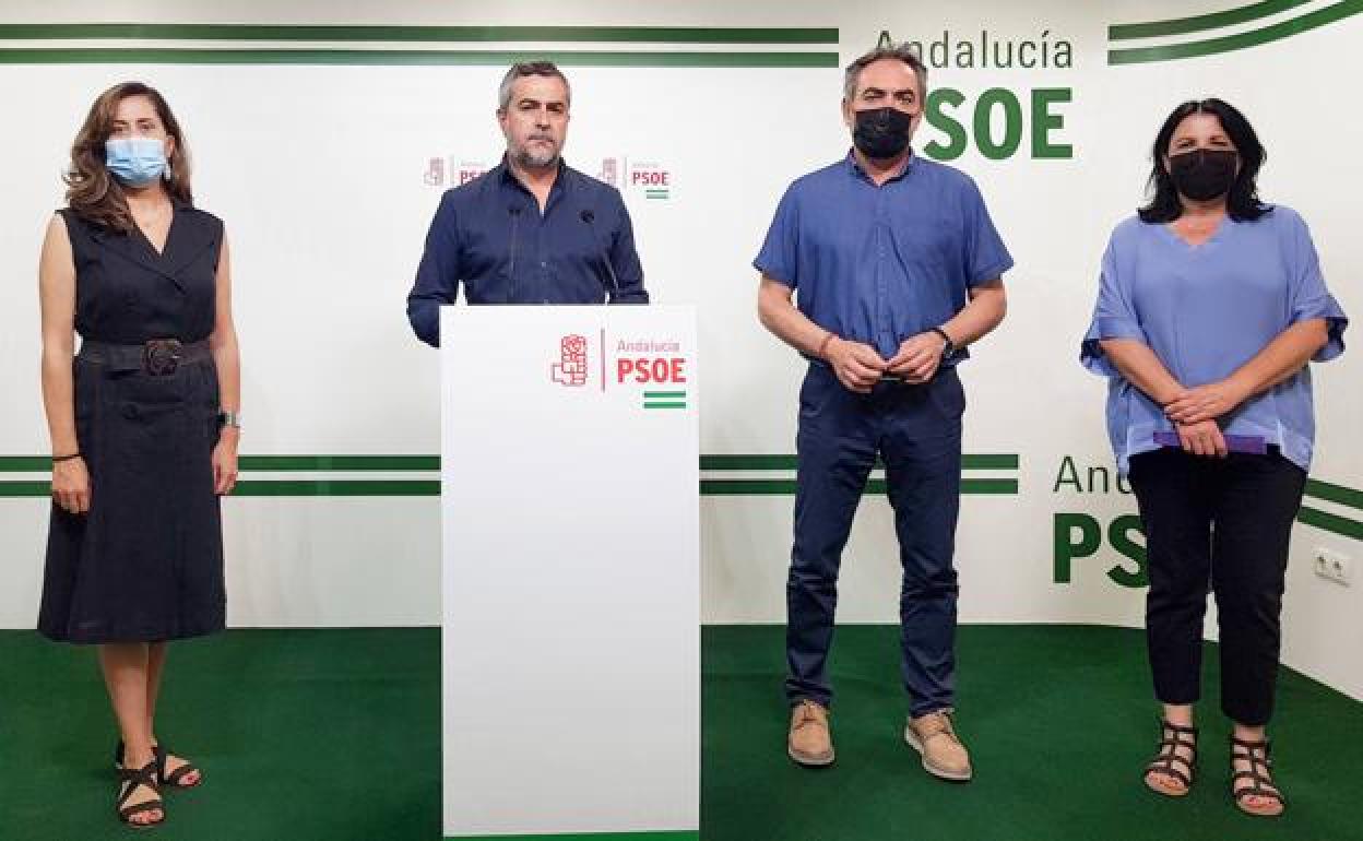 Lorenzo, con diputados provinciales del PSOE, este viernes en la sede de la capital. 