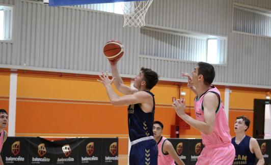 Noah Churchill anota dos puntos ante el Barça.